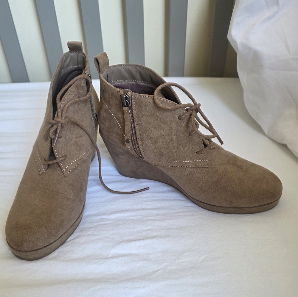 DV By Dolce Vita Tan Suede Wedge Ankle Lace Up Booties Size 9